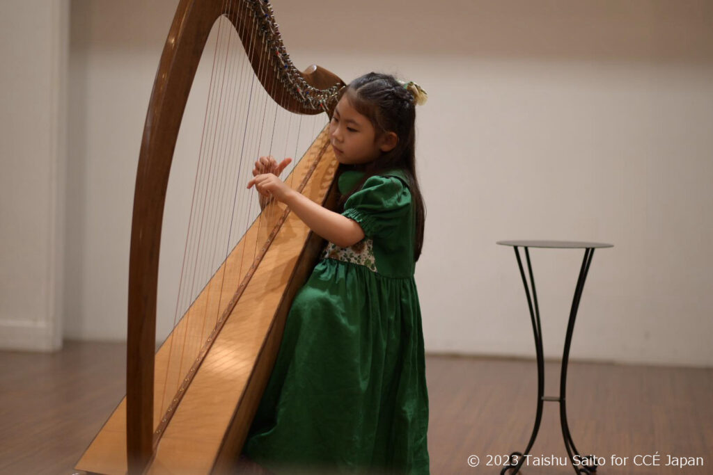 Young girl from CCE Japan playiing Harp (Photo: Taishu Saito)